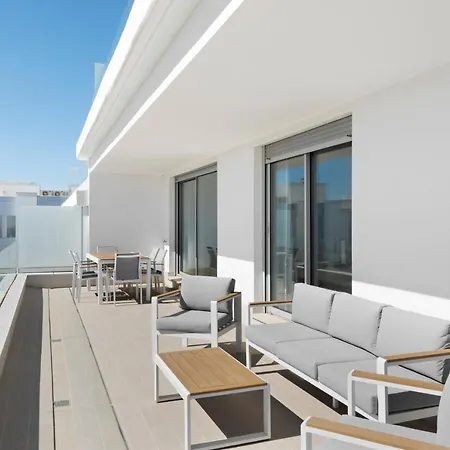Le Mirage, Modern 3 Bedroom Overlooking The Pool