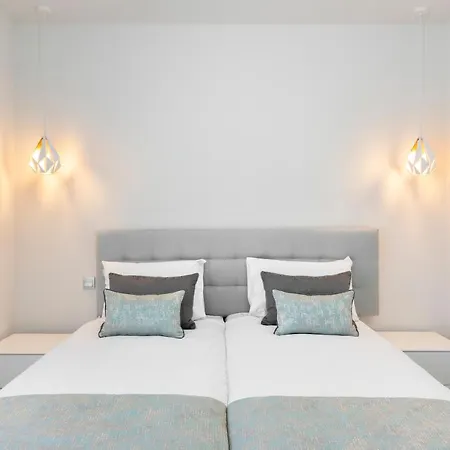 Le Mirage, Modern 3 Bedroom Overlooking The Pool Apartment Estepona